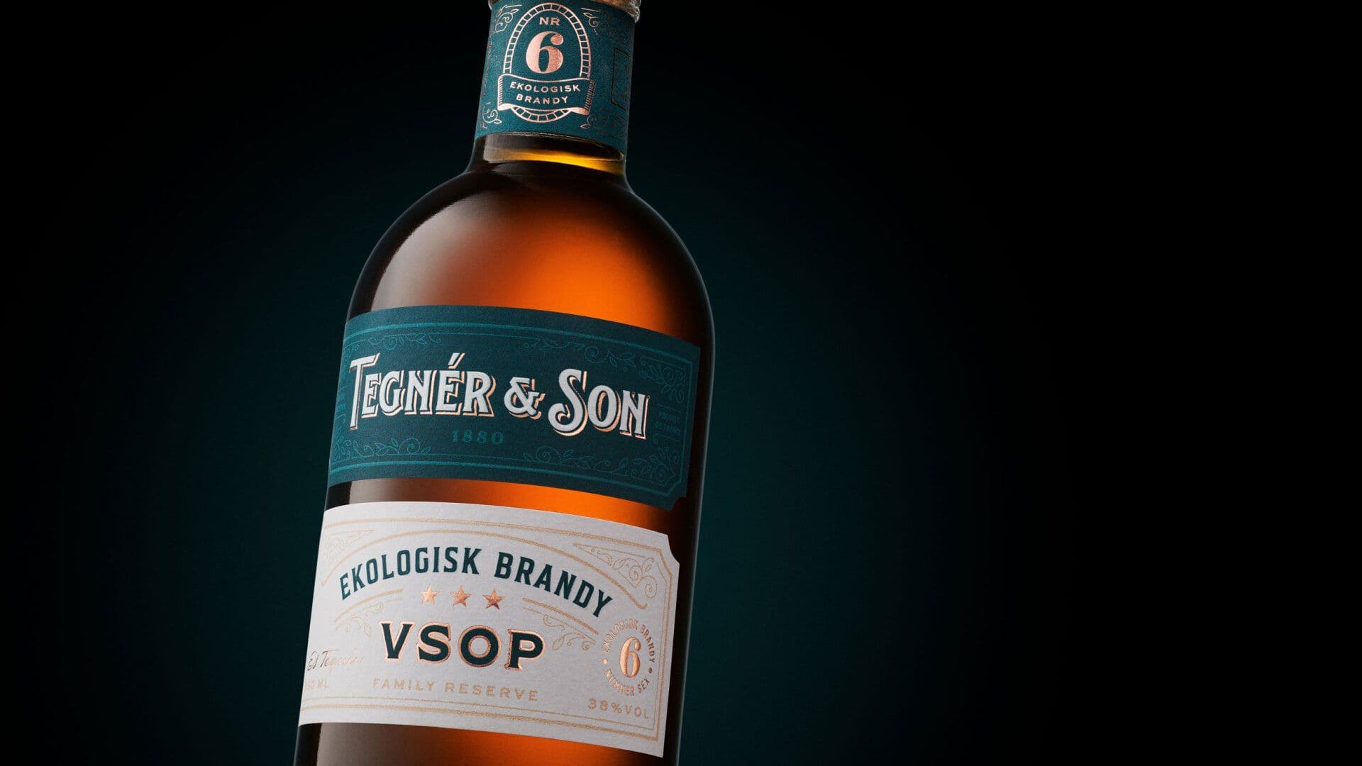En flaska ekologisk brandy på trähylla